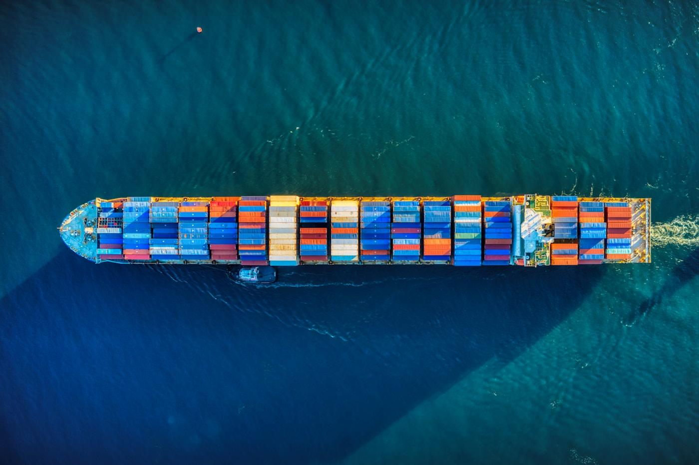 Luftaufnahme eines Containerschiffs und eines Terminals im Hafen von Los Angeles